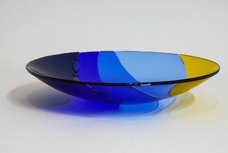 Zee grote schaal in blauw en geel glas zonder tekst